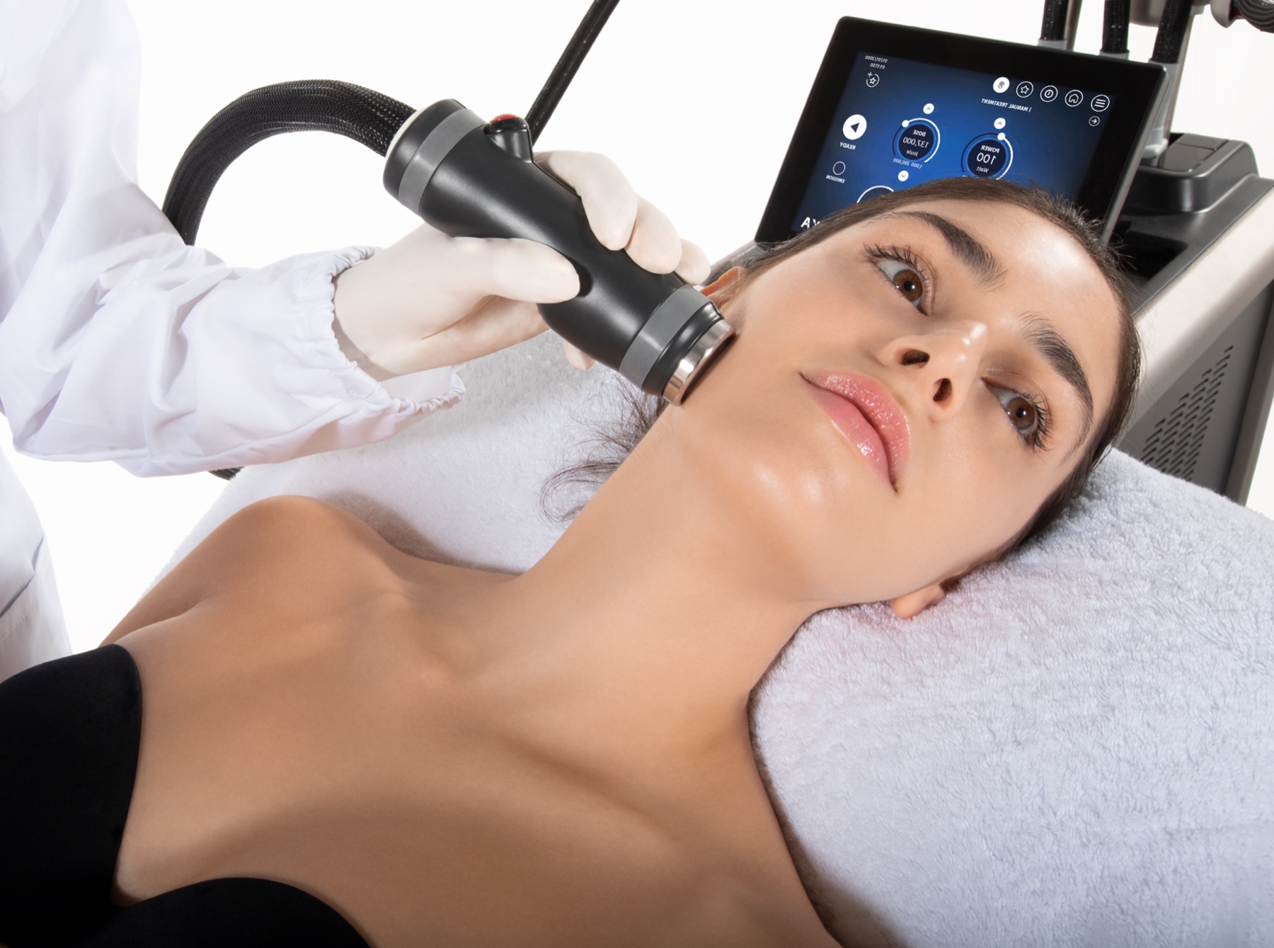 ONDA Pro Pocket handpiece used beneath the chin